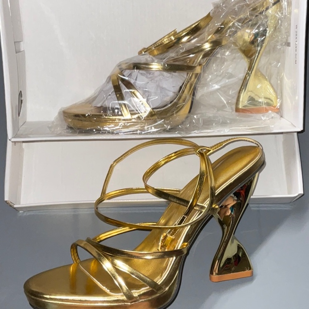Brand New Gold Heels size 42 (9)